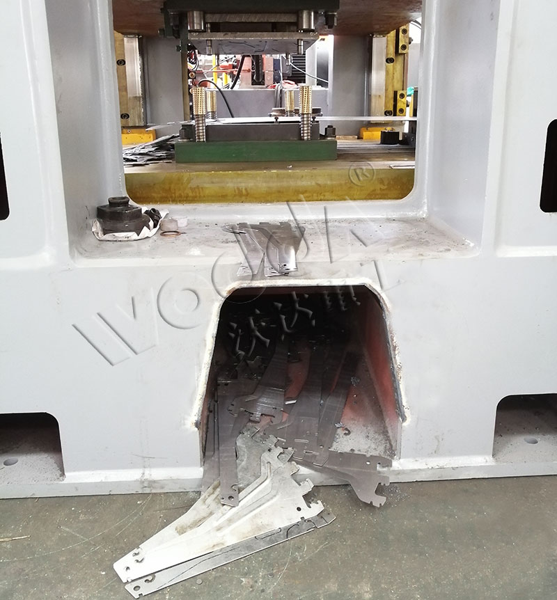 315噸薄板沖壓框架液壓機(jī) 315噸薄板沖壓框架液壓機(jī)