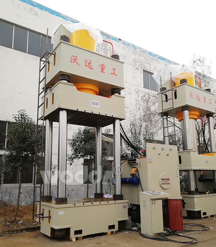 1000噸三梁四柱液壓機(jī) 1000噸三梁四柱液壓機(jī)