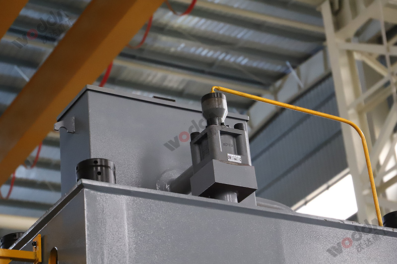 四柱液壓機(jī)如何選擇合適的液壓油？有哪些型號(hào)？