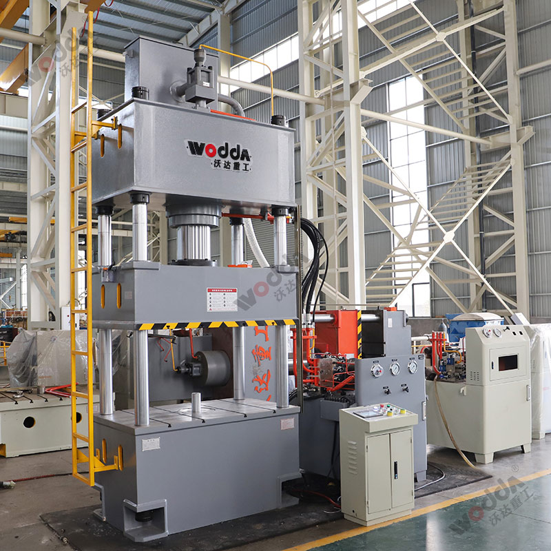 四柱液壓機(jī)如何選擇合適的液壓油？有哪些型號(hào)？