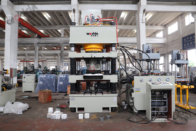 山東牛羊舔磚液壓機(jī)廠家哪家好？