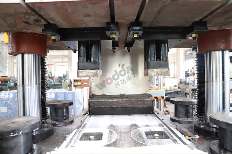 山東牛羊舔磚液壓機(jī)廠家哪家好？