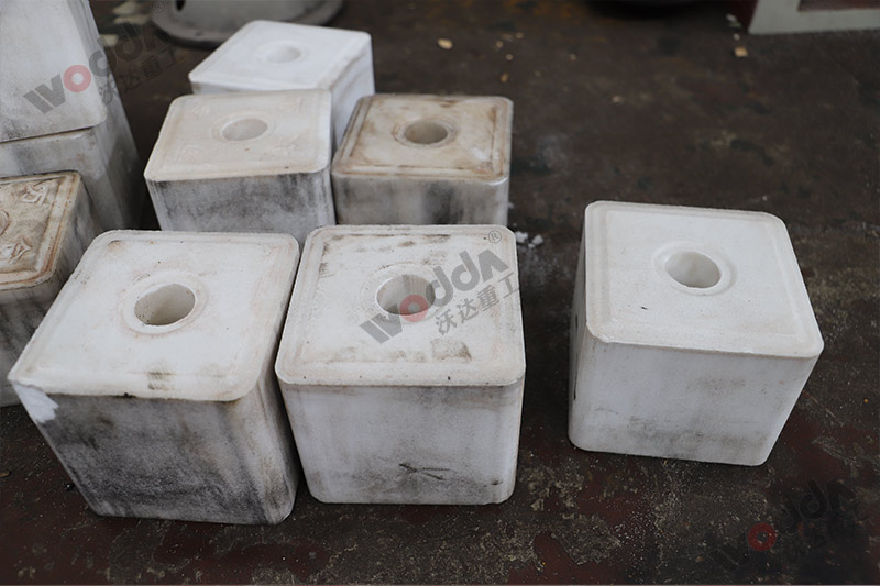 山東牛羊舔磚液壓機(jī)廠家哪家好？