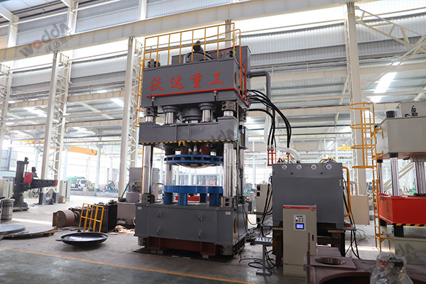 封頭拉伸液壓機(jī)_3000噸四柱液壓機(jī)_液壓機(jī)廠(chǎng)家 封頭拉伸液壓機(jī)_3000噸四柱液壓機(jī)_液壓機(jī)廠(chǎng)家