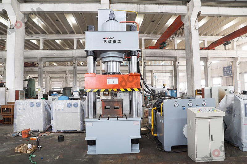 500噸三梁四柱液壓機(jī) 500噸三梁四柱液壓機(jī)