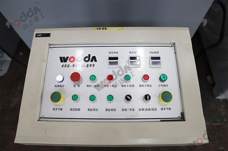 500噸三梁四柱液壓機(jī) 500噸三梁四柱液壓機(jī)