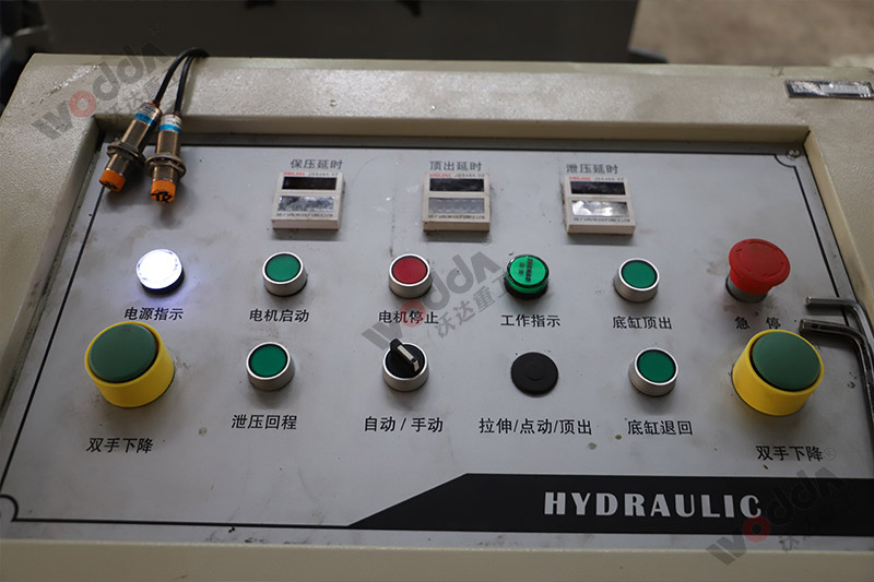 315噸耐火材料液壓機(jī)控制臺(tái) 315噸耐火材料液壓機(jī)控制臺(tái)