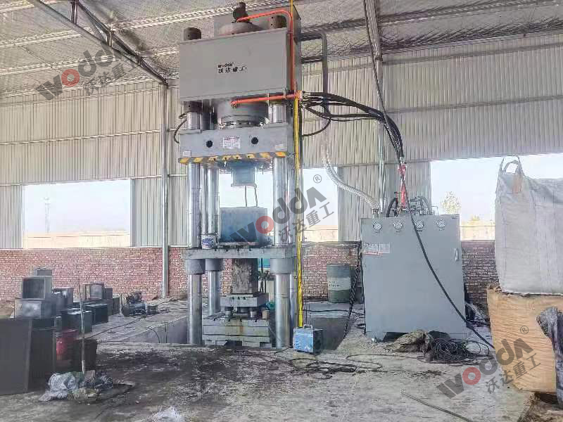 800噸匣缽成型液壓機(jī) 800噸匣缽成型液壓機(jī)