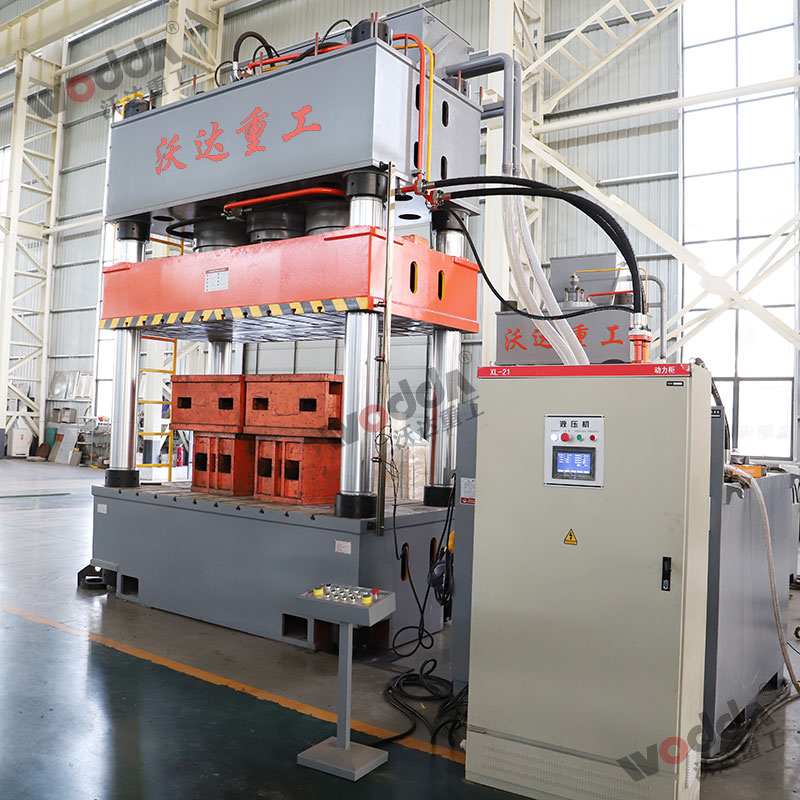 1000噸三梁四柱液壓機(jī) 1000噸三梁四柱液壓機(jī)