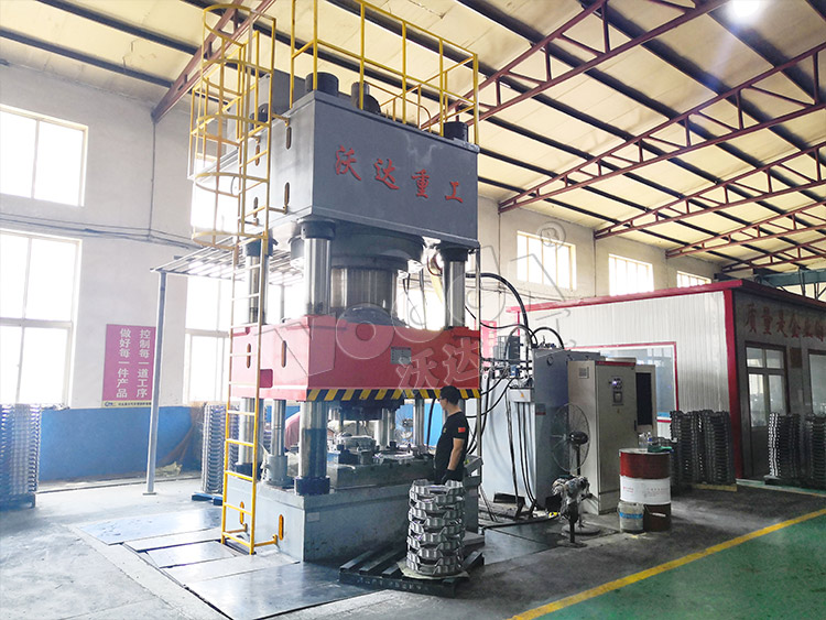 2000噸汽車離合器殼體成型液壓機(jī) 2000噸汽車離合器殼體成型液壓機(jī)