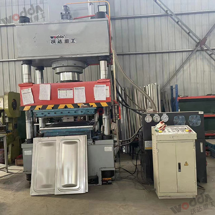 400噸巧克力水箱板成型液壓機 400噸巧克力水箱板成型液壓機