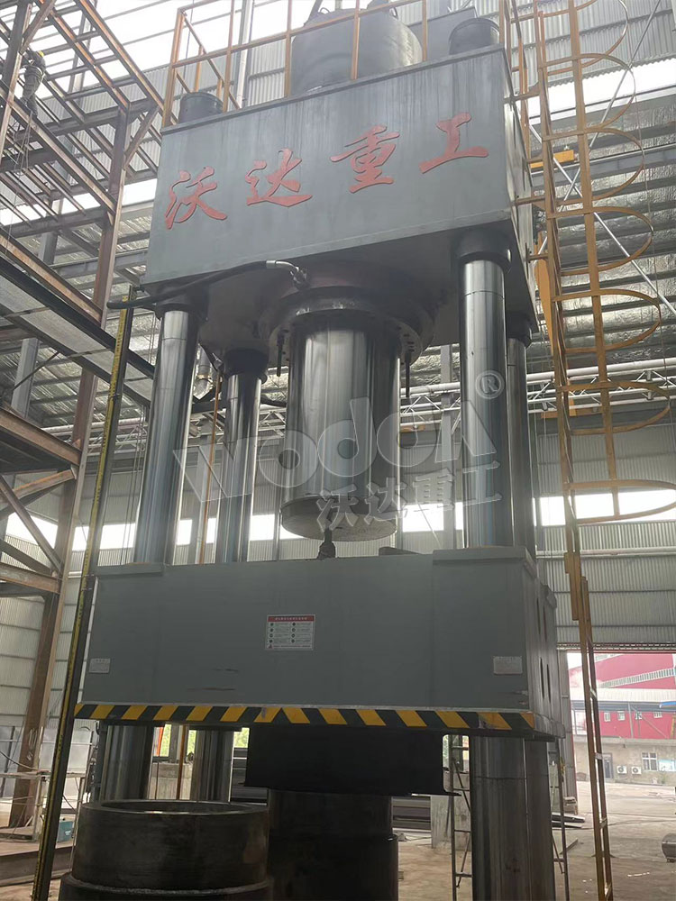 2000噸坩堝液壓機(jī) 2000噸坩堝液壓機(jī)