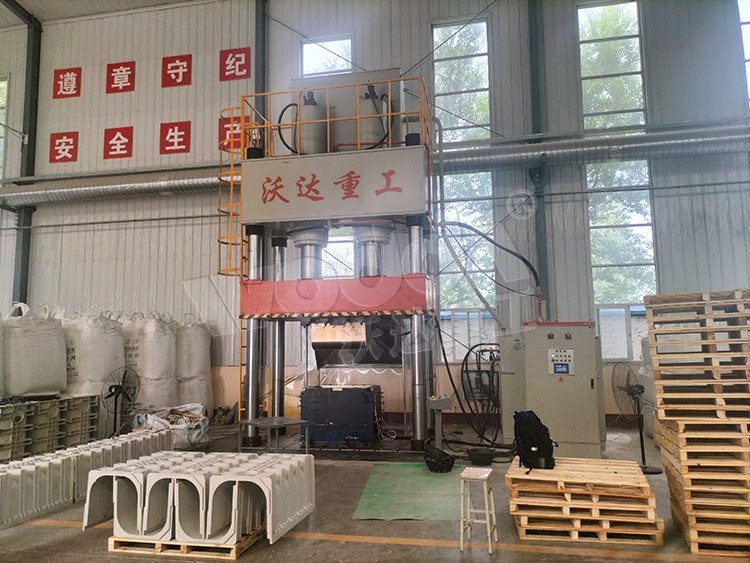 800噸U型排水溝成型液壓機(jī)客戶(hù)現(xiàn)場(chǎng) 800噸U型排水溝成型液壓機(jī)客戶(hù)現(xiàn)場(chǎng)