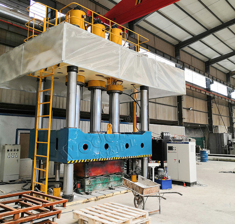 2000噸四柱液壓機(jī)現(xiàn)場