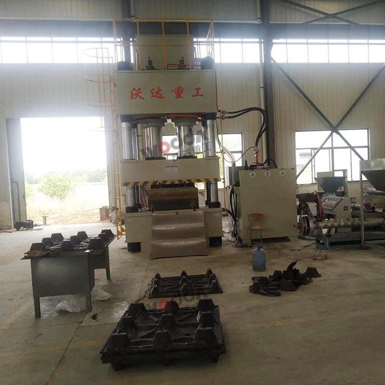 800噸塑料托盤成型液壓機(jī)客戶現(xiàn)場(chǎng) 800噸塑料托盤成型液壓機(jī)客戶現(xiàn)場(chǎng)