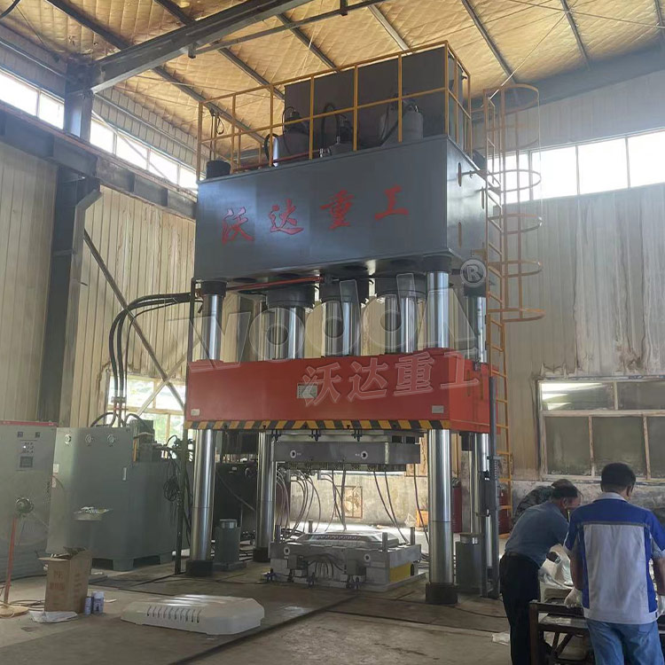 1500噸SMC汽車(chē)覆蓋件成型液壓機(jī) 1500噸SMC汽車(chē)覆蓋件成型液壓機(jī)