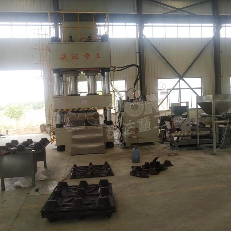 800噸塑料托盤液壓機(jī)客戶現(xiàn)場 800噸塑料托盤液壓機(jī)客戶現(xiàn)場