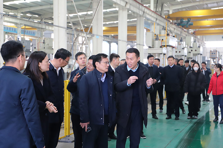 滕州市政協(xié)副主席董鴻洋聽取沃達(dá)重工董事長劉衛(wèi)東項(xiàng)目推進(jìn)情況 滕州市政協(xié)副主席董鴻洋聽取沃達(dá)重工董事長劉衛(wèi)東項(xiàng)目推進(jìn)情況