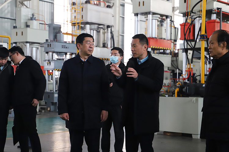 徐州市委常委、經(jīng)開區(qū)黨工委書記張克一行觀看車間