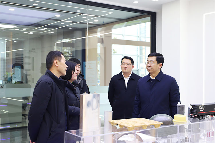 徐州市委常委、經(jīng)開區(qū)黨工委書記張克一行蒞臨山東沃達重工調(diào)研考察