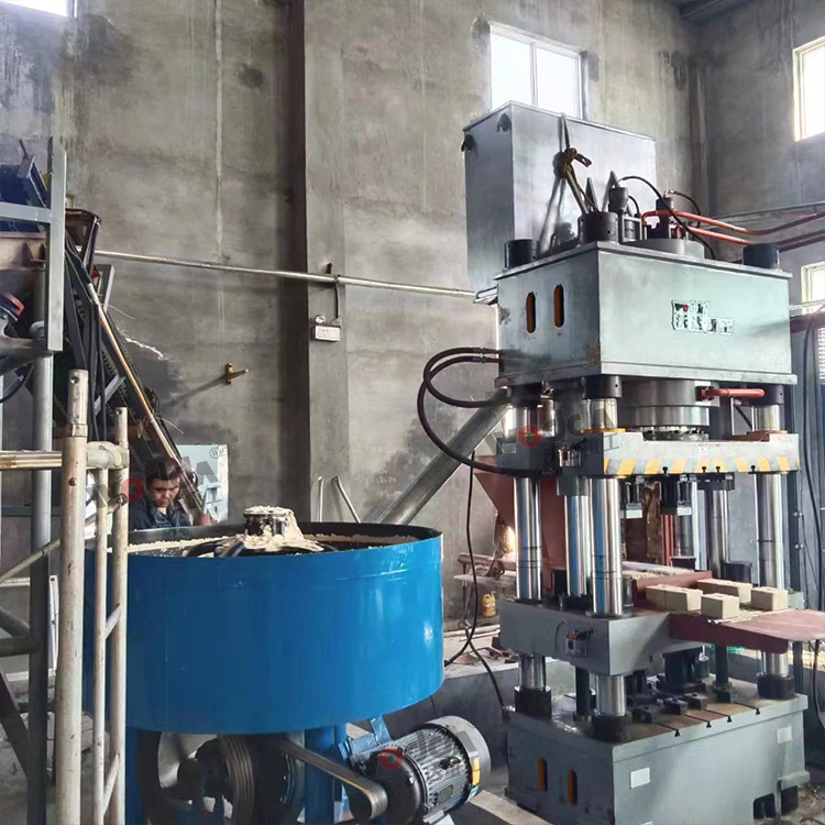 客戶630噸四柱液壓機加工鹽磚現(xiàn)場 客戶630噸四柱液壓機加工鹽磚現(xiàn)場