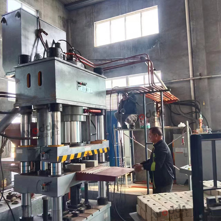 630噸四梁四柱液壓機(一模兩塊鹽磚) 630噸四梁四柱液壓機(一模兩塊鹽磚)