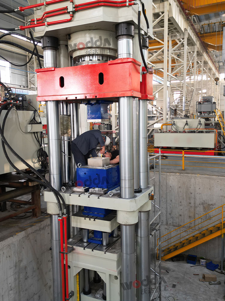 客戶來廠試機(jī)1000噸莫來石匣缽液壓機(jī) 客戶來廠試機(jī)1000噸莫來石匣缽液壓機(jī)