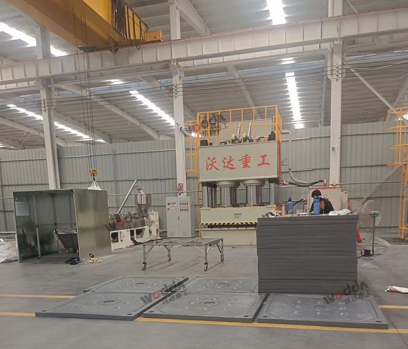 2000噸壓濾機(jī)濾板成型液壓機(jī).jpg 2000噸壓濾機(jī)濾板成型液壓機(jī).jpg