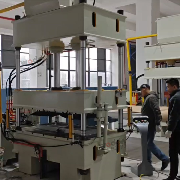 120噸四柱液壓機壓制汽車兩排腳墊現(xiàn)場 120噸四柱液壓機壓制汽車兩排腳墊現(xiàn)場