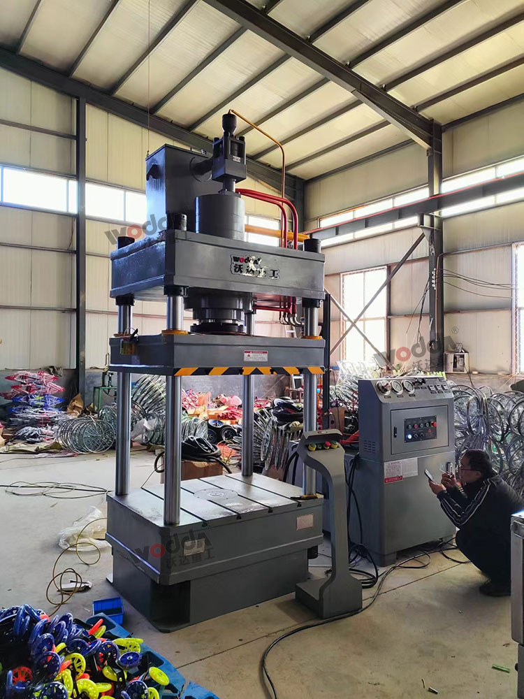 200噸三梁四柱液壓機(jī)安裝完成 200噸三梁四柱液壓機(jī)安裝完成