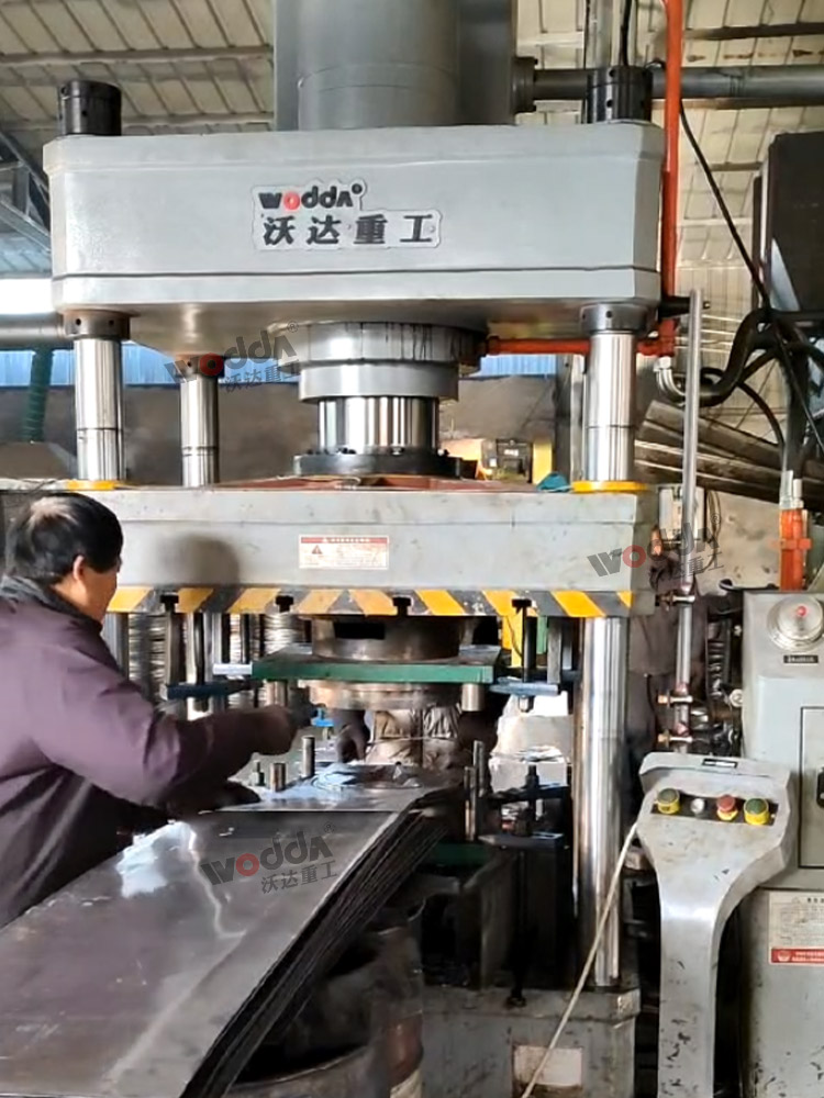 200噸汽車零部件沖壓液壓機(jī)客戶現(xiàn)場(chǎng) 200噸汽車零部件沖壓液壓機(jī)客戶現(xiàn)場(chǎng)