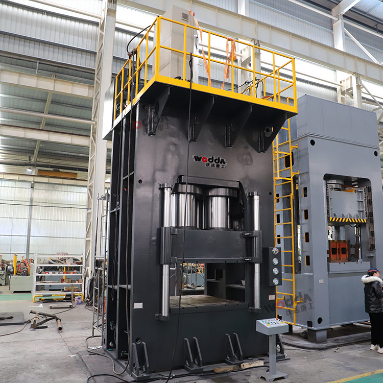 2500噸框架式液壓機(jī)車(chē)間試機(jī) 2500噸框架式液壓機(jī)車(chē)間試機(jī)