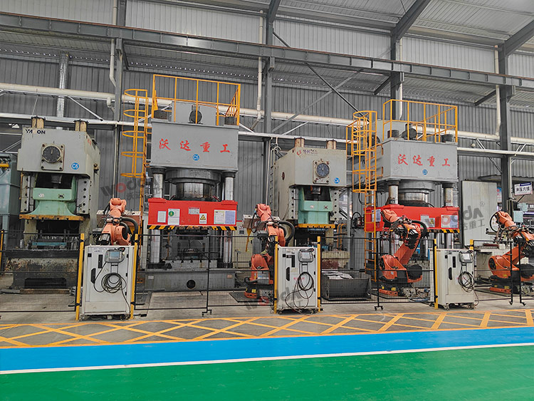 2000噸汽配件成型液壓機(jī)搭配機(jī)器手