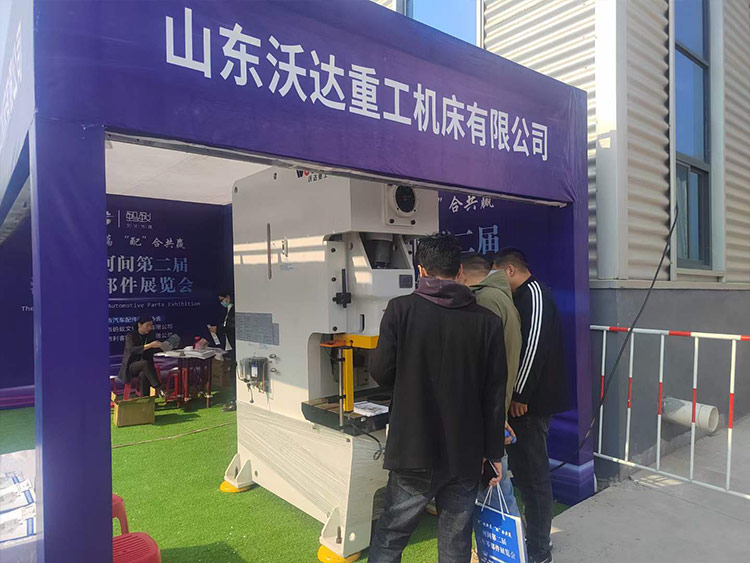 山東沃達重工機床有限公司蘇經(jīng)理為用戶介紹設備 山東沃達重工機床有限公司蘇經(jīng)理為用戶介紹設備