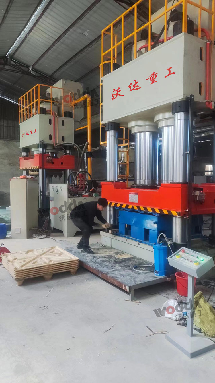 1250噸四柱液壓機(jī)客戶(hù)現(xiàn)場(chǎng) 1250噸四柱液壓機(jī)客戶(hù)現(xiàn)場(chǎng)