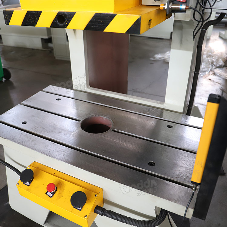 液壓沖床工作臺(tái) 液壓沖床工作臺(tái)