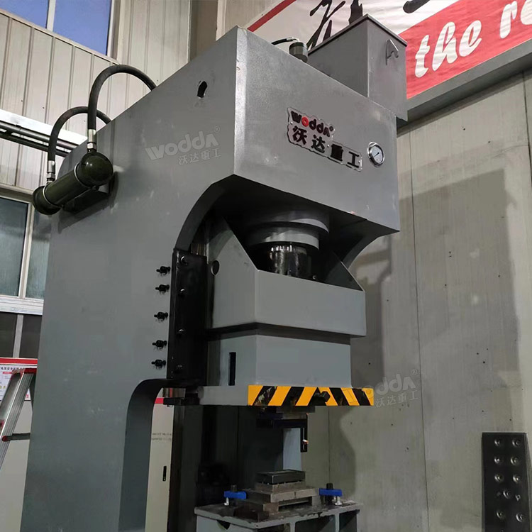 160噸液壓沖床細(xì)節(jié) 160噸液壓沖床細(xì)節(jié)