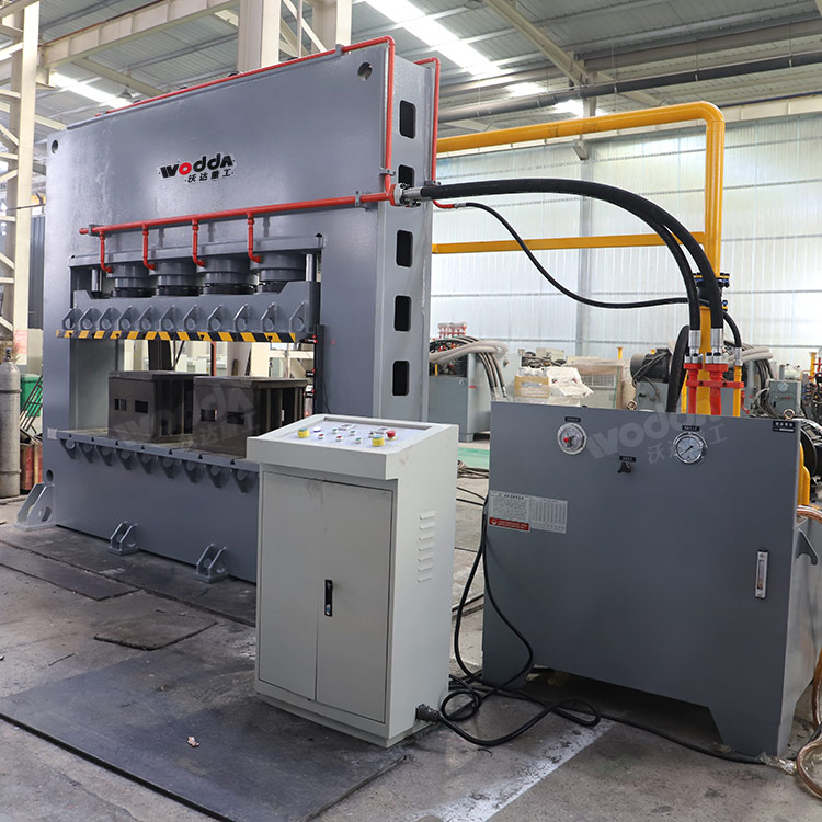 630噸龍門油壓機(jī) 630噸龍門油壓機(jī)