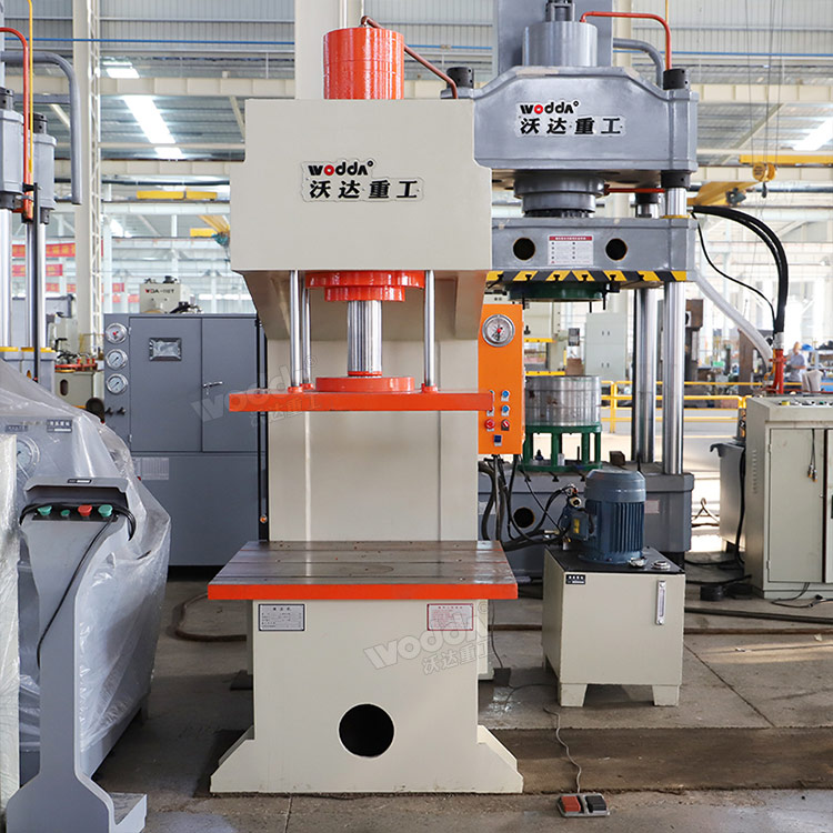 100噸單柱液壓機(jī) 100噸單柱液壓機(jī)