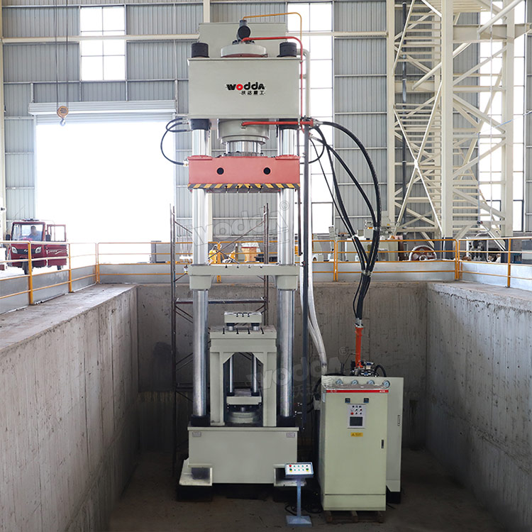 800噸匣缽液壓機(jī)車間實(shí)物 800噸匣缽液壓機(jī)車間實(shí)物