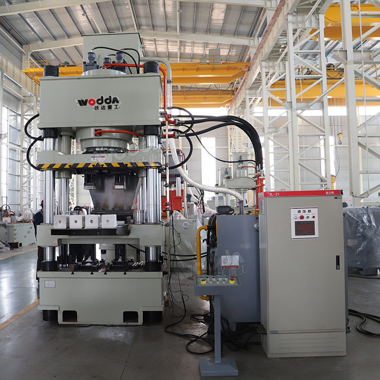 630噸四梁四柱液壓機(jī)車(chē)間實(shí)物 630噸四梁四柱液壓機(jī)車(chē)間實(shí)物