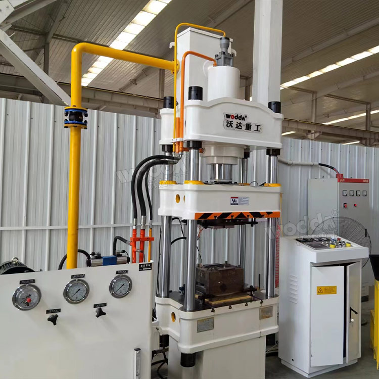 100噸三梁四柱液壓機(jī) 100噸三梁四柱液壓機(jī)