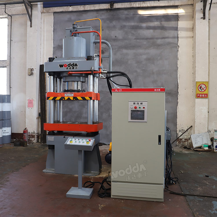 315噸粉末成型液壓機(jī) 315噸粉末成型液壓機(jī)