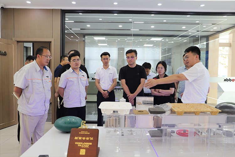 中國(guó)科學(xué)院金屬研究所青島高端軸承研究院一行參觀(guān)展廳 中國(guó)科學(xué)院金屬研究所青島高端軸承研究院一行參觀(guān)展廳