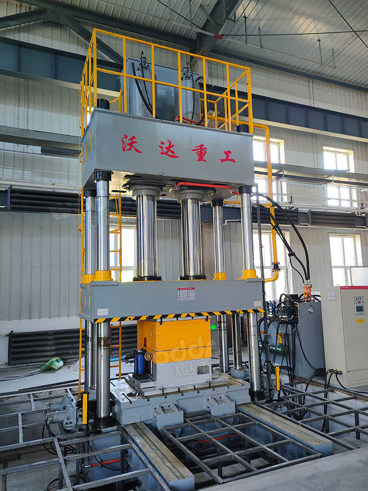 500噸三梁四柱液壓機安裝完成 500噸三梁四柱液壓機安裝完成