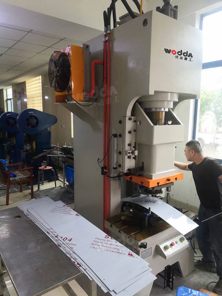 125噸液壓沖床現(xiàn)場(chǎng) 125噸液壓沖床現(xiàn)場(chǎng)