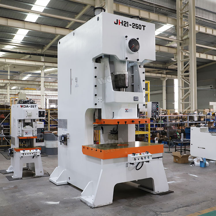 250噸氣動(dòng)沖床車(chē)間實(shí)物 250噸氣動(dòng)沖床車(chē)間實(shí)物