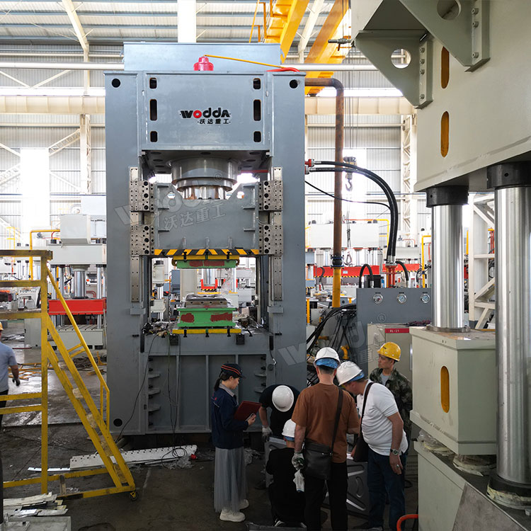 800噸BDF水箱板液壓機(jī)試機(jī) 800噸BDF水箱板液壓機(jī)試機(jī)