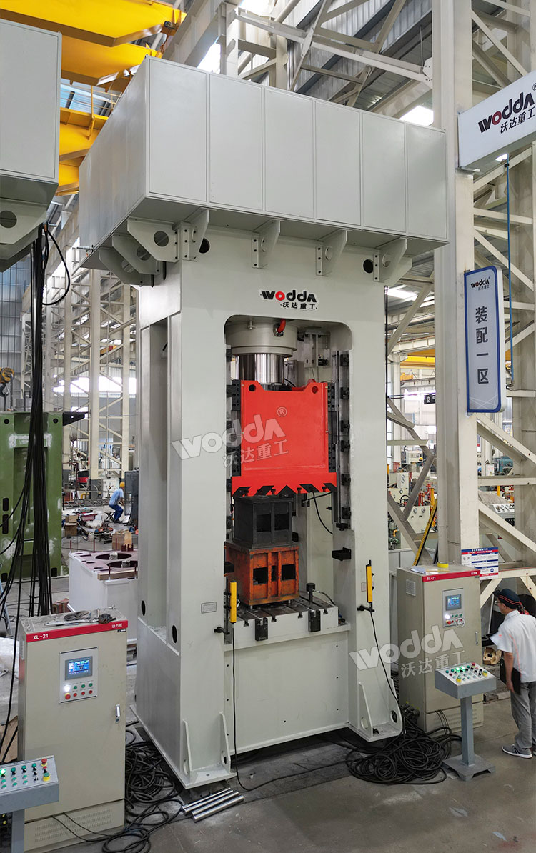 630噸炮彈殼拉伸液壓機(jī)車間調(diào)試 630噸炮彈殼拉伸液壓機(jī)車間調(diào)試