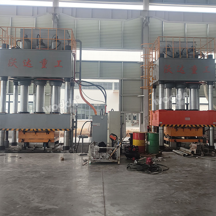 1500噸SMC汽車導流罩成型液壓機客戶現(xiàn)場 1500噸SMC汽車導流罩成型液壓機客戶現(xiàn)場